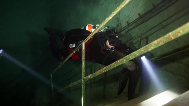 Techniczny nurek w czerwonych płetwach w podwodnej jaskini Budapesztu — Wideo stockowe