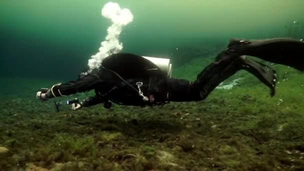 Taucher in Felsen der Unterwasserhöhle Yucatan Mexiko Cenoten. — Stockvideo