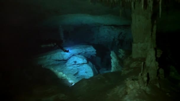 Jaskinia nurkowanie w podwodnych jaskiniach Yucatan Meksyk cenotes. — Wideo stockowe