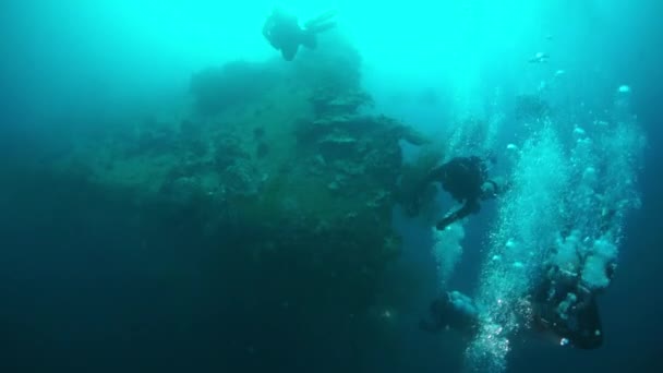 Прыжки с трамплина в подводный мир Трукских островов. — стоковое видео