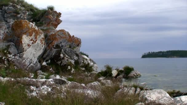 Rotskust van het diepste zoetwatermeer Baikal. — Stockvideo