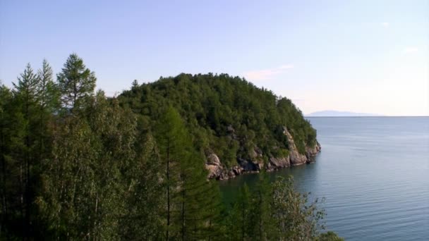 Rotskust van het diepste zoetwatermeer Baikal. — Stockvideo