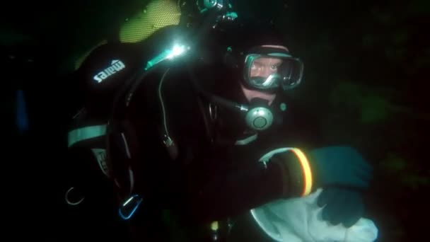 研究人员在贝加尔湖底部的冰下潜水. — 图库视频影像