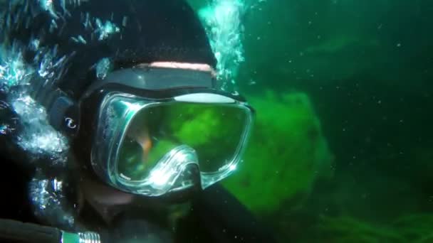 Chercheur voyageur plongeur sous-marin sous la glace au fond du lac Baïkal. — Video