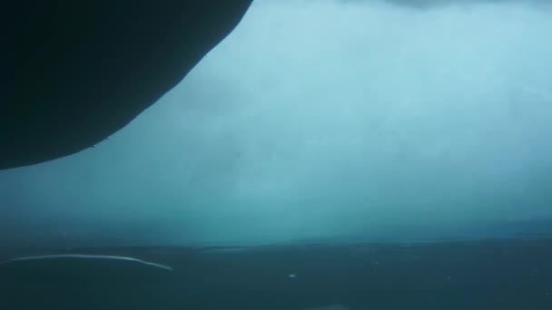 Forskare resenär dykare under vatten under is på botten av sjön Baikal. — Stockvideo