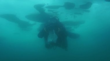 Araştırmacı gezgin, Baykal Gölü 'nün dibindeki buzun altında dalgıç..