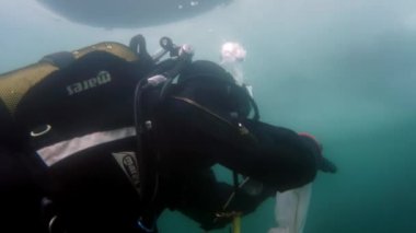 Araştırmacı gezgin, Baykal Gölü 'nün dibindeki buzun altında dalgıç..