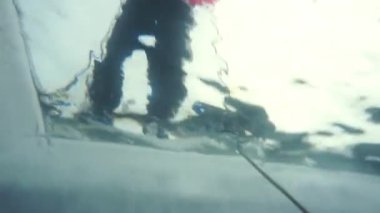 Araştırmacı gezgin, Baykal Gölü 'nün dibindeki buzun altında dalgıç..