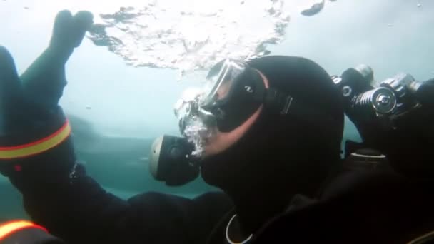 Naukowiec podróżnik nurka pod wodą pod lodem na dnie jeziora Bajkał. — Wideo stockowe