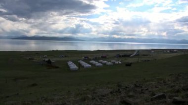 Moğolistan 'daki Hubsugul Gölü kıyısındaki yurtlar ve kulübeler..