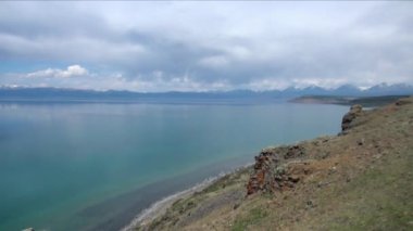 Hubsugul Gölü yakınlarındaki Moğolistan 'ın vahşi bozkırlarında at sürüsü..