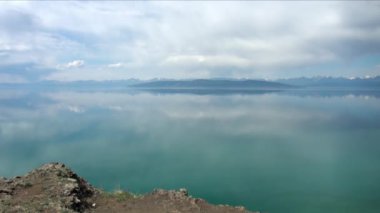 Hubsugul Gölü 'nün sakin suları üzerinde güzel bir manzara..