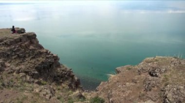 Hubsugul Gölü yakınlarındaki Moğolistan 'ın vahşi bozkırlarında at sürüsü..