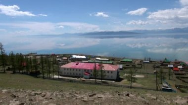 Moğolistan 'daki Hubsugul Gölü kıyısındaki köy..