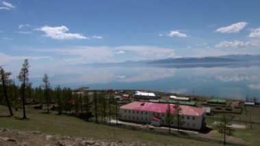 Moğolistan 'daki Hubsugul Gölü kıyısındaki köydeki evler.