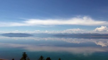 Hubsugul Gölü 'nün tepesinde ağaçlarla kaplı güzel bir kıyı manzarası..