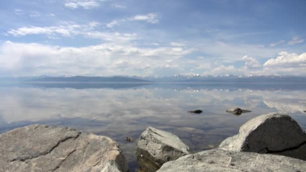 Piedras sobre fondo aguas tranquilas del lago Hubsugul. — Vídeo de stock