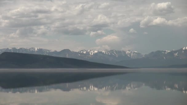 Hubsugul Gölü 'nün sakin suları üzerinde güzel bir manzara.. — Stok video