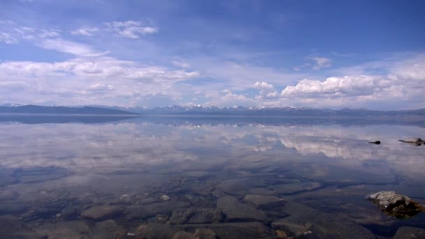 Reflecție de nori pe cer și munți de zăpadă în apă transparentă . — Videoclip de stoc