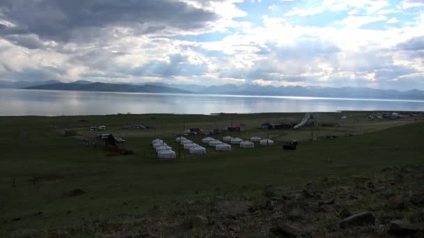 Yurtas y chozas en la costa del lago Hubsugul en Mongolia. — Vídeo de stock