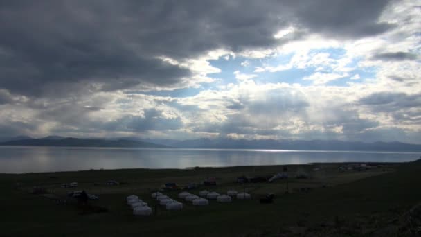 Yurts och hyddor vid kusten av sjön Hubsugul i Mongoliet. — Stockvideo