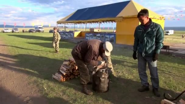 Shaman obo e animal permanece como sacrifícios em pedras na Mongólia. — Vídeo de Stock