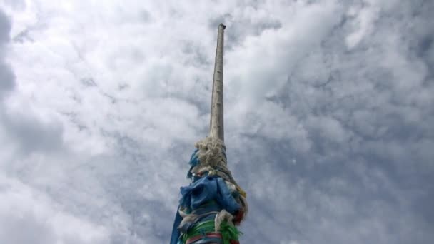 Шаман - обо жертвує камінням на тлі хмар у Монголії.. — стокове відео