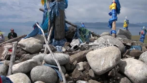 Chamán obo y restos de animales como sacrificios en piedras en Mongolia. — Vídeos de Stock