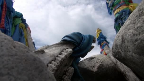 Chamán obo y restos de animales como sacrificios en piedras en Mongolia. — Vídeo de stock