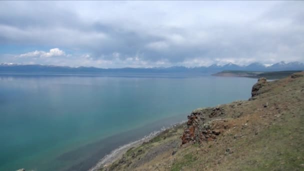 Flok heste i Mongoliets vilde stepper nær Hubsugul-søen. – Stock-video