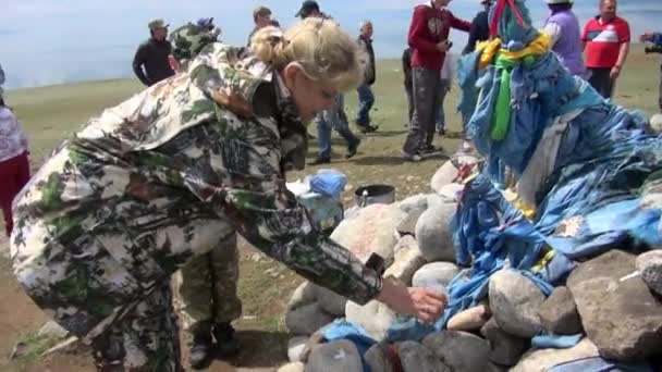 Șamanul obo și animalul rămân sacrificii pe pietre în Mongolia . — Videoclip de stoc