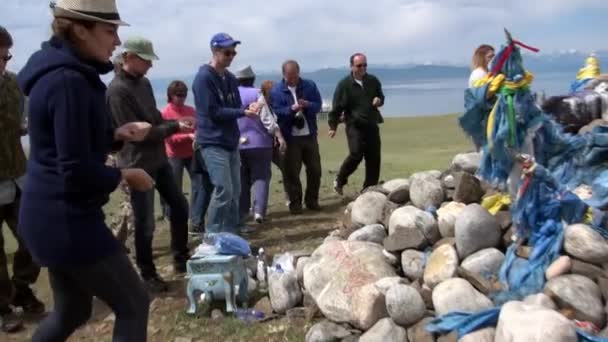 Schamane Obo und Tierreste als Opfer auf Steinen in der Mongolei. — Stockvideo