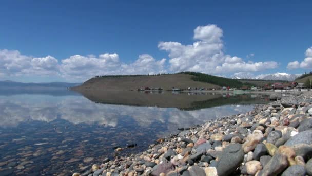 Cabanas na costa do Lago Hubsugul na Mongólia. — Vídeo de Stock