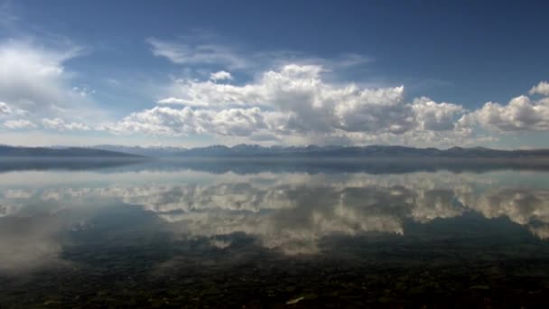 Hubsugul 호수의 맑고 투명 한 물에 구름이 반사되는 모습. — 비디오