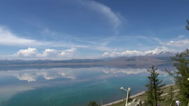 Hermoso paisaje de costa con árboles en la montaña del lago Hubsugul. — Vídeo de stock