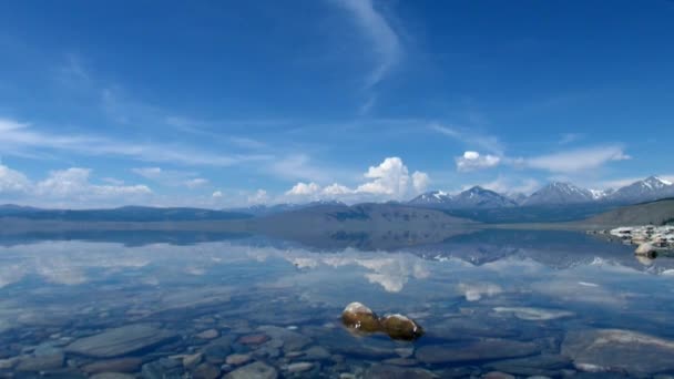 Reflejo de nubes en el cielo en agua pura transparente del lago Hubsugul. — Vídeos de Stock