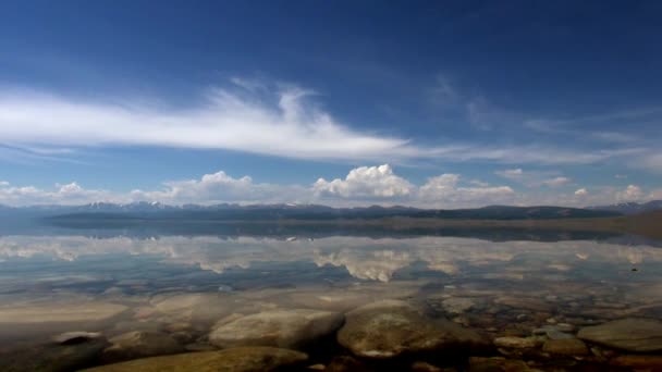 Riflesso di nuvole in cielo in acqua pura trasparente limpida del lago Hubsugul. — Video Stock