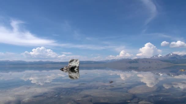 Reflexion der Wolken am Himmel im klaren, klaren, reinen Wasser des Hubsugul-Sees. — Stockvideo