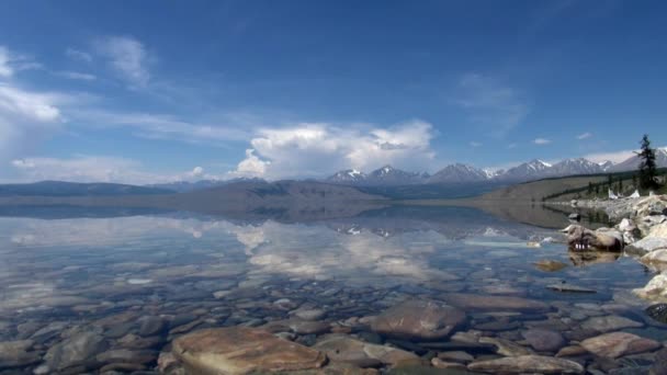 Pantai batu dan air transparan Danau Hubsugul. — Stok Video