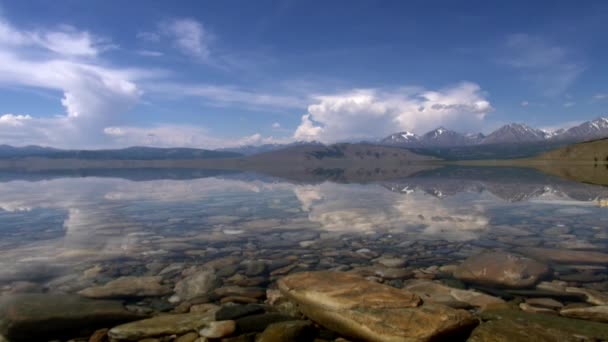 Όμορφο τοπίο στο φόντο διαφανή νερά της λίμνης Hubsugul. — Αρχείο Βίντεο