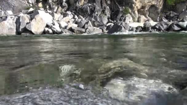 Agua tormentosa en rápidos de río rápido con piedras costa y fondo en Mongolia. — Vídeos de Stock