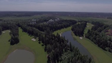 Golf sahasında hava manzarası uçuşu