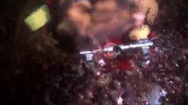 Barents Denizi 'ndeki bir gemi enkazında dalgıç.