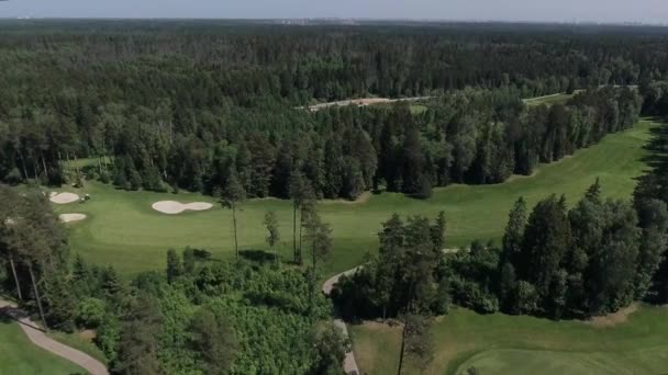 Légi táj repülés golfpálya felett — Stock videók
