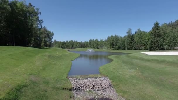 ゴルフ場上空の空中景観飛行 — ストック動画