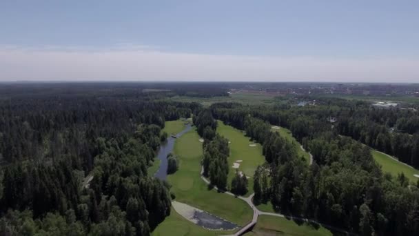 Luchtlandingsvlucht over de golfbaan — Stockvideo