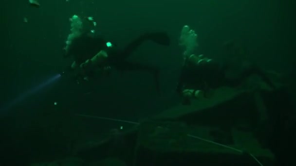 Дайвер на кораблекрушении в Баренцевом море — стоковое видео