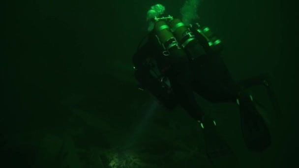 Diver su un naufragio nel mare di Barents — Video Stock