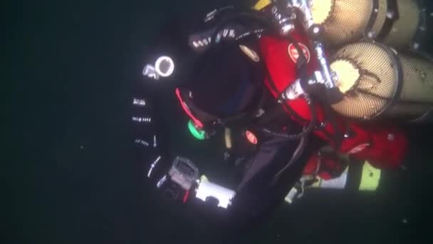 Diver on a shipwreck in Barents Sea — Stock Video