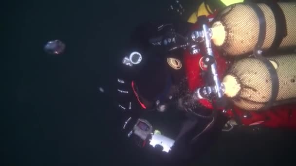 Taucher auf einem Schiffswrack in der Barentssee — Stockvideo